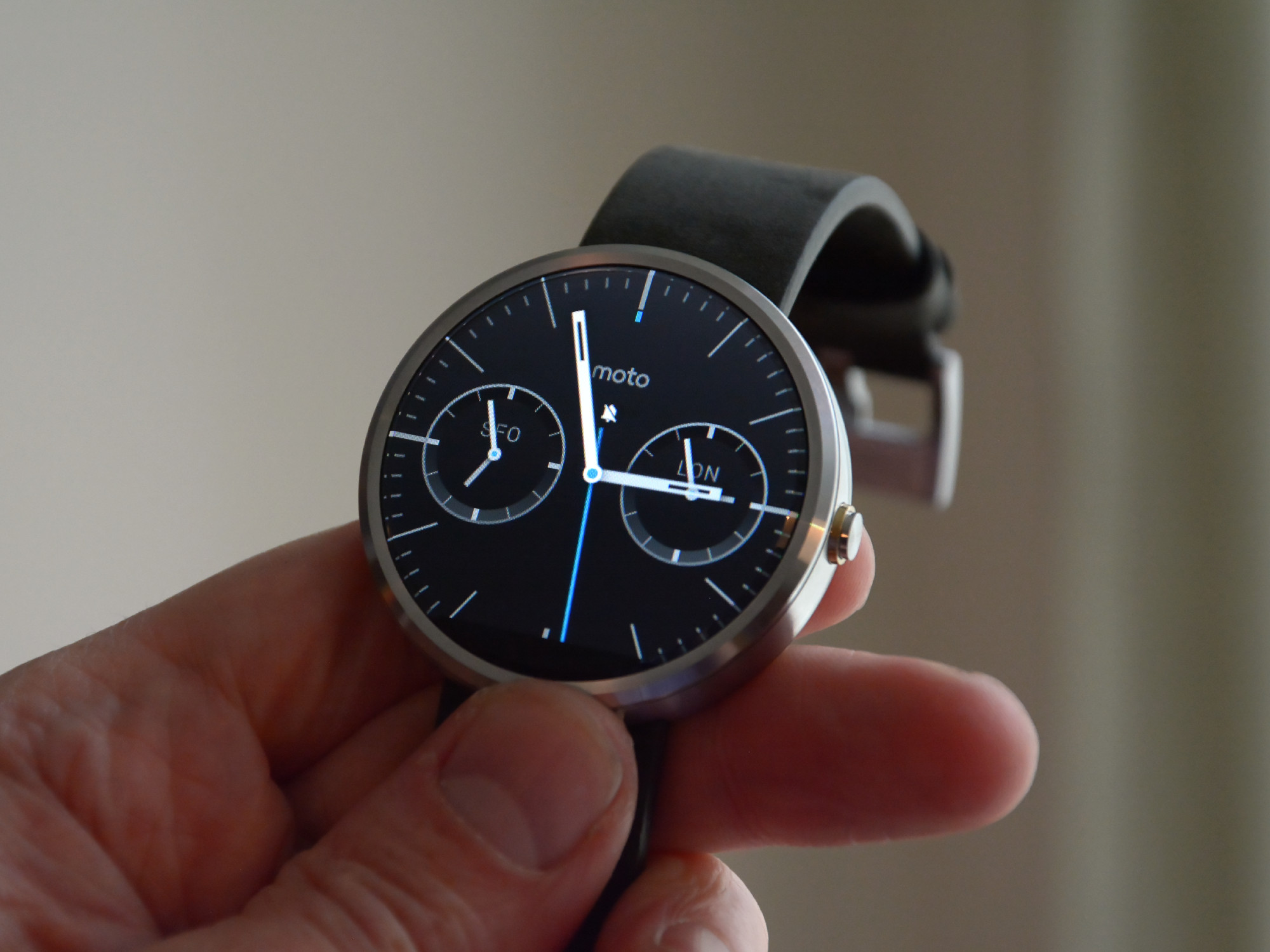 congestie Somber veer Motorola Moto 360 review: 1st gen smartwatch is now cheaper than ever